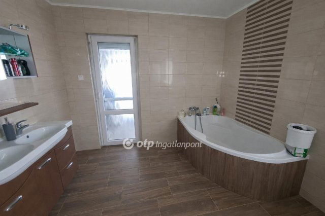 Eladó családi ház, Bugyin 82.99 M Ft, 4 szobás