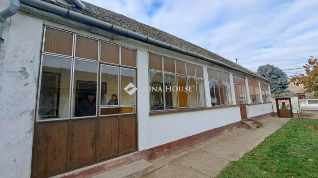 Eladó családi ház, Majson 30.9 M Ft, 3 szobás