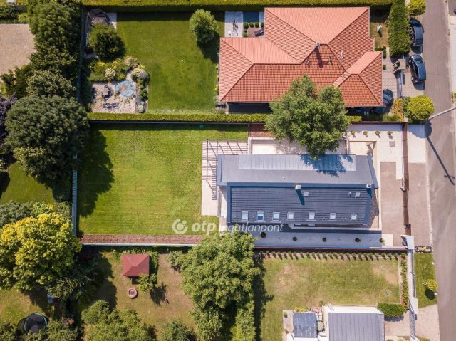 Eladó családi ház, Telkin 399.9 M Ft, 6 szobás