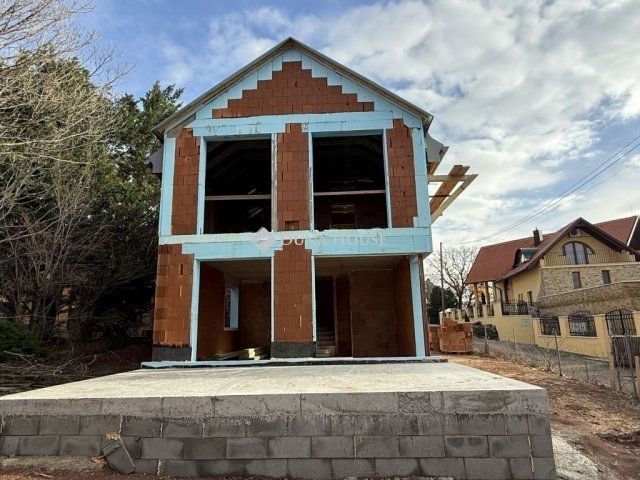 Eladó ikerház, Pécsett 169.9 M Ft, 4 szobás