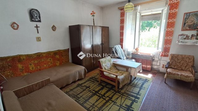 Eladó családi ház, Csepregen, Széchenyi téren 26.5 M Ft