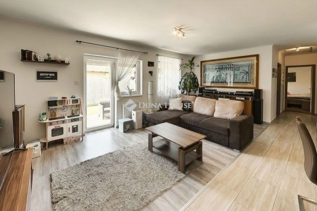 Eladó családi ház, Szigetszentmiklóson 99.9 M Ft, 4 szobás