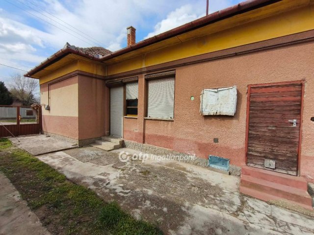 Eladó családi ház, Orosházán 24 M Ft, 3 szobás