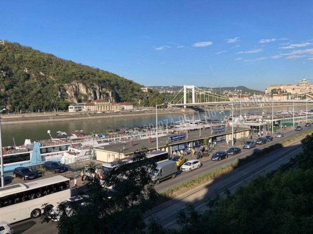 Eladó téglalakás, Budapesten, V. kerületben, Belgrád rakparton