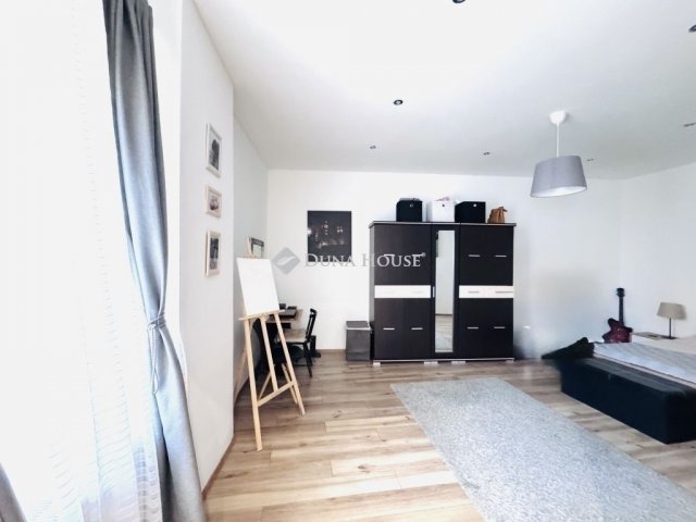 Eladó családi ház, Pécsett 79.99 M Ft, 3 szobás