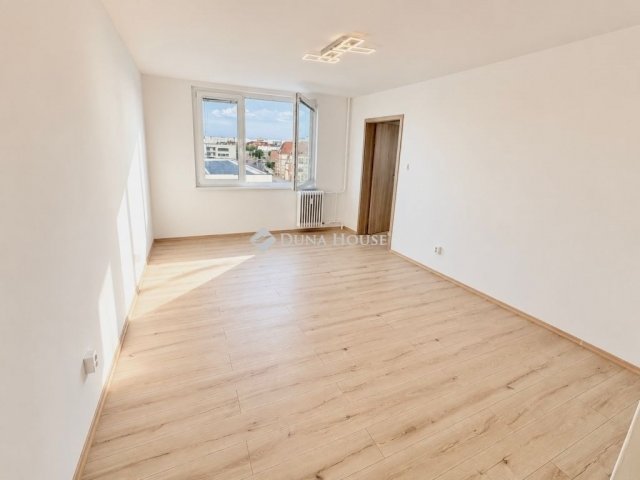 Eladó panellakás, Debrecenben 69.9 M Ft, 3 szobás