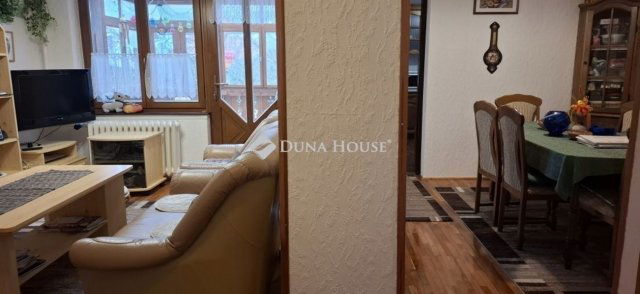 Eladó családi ház, Pécsett 149.9 M Ft, 6 szobás