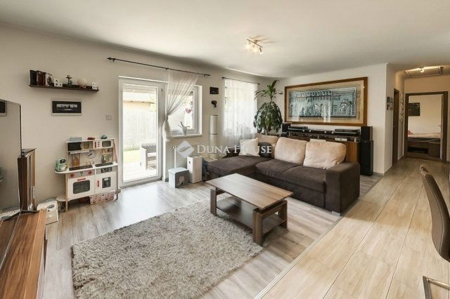 Eladó családi ház, Szigetszentmiklóson 109 M Ft, 4 szobás