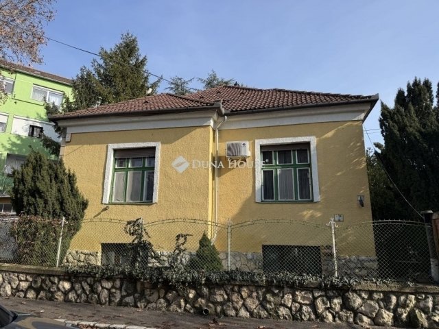 Eladó családi ház, Pécsett 74.9 M Ft, 5 szobás