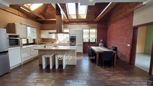 Eladó családi ház, Vecsésen 299 M Ft, 3+1 szobás