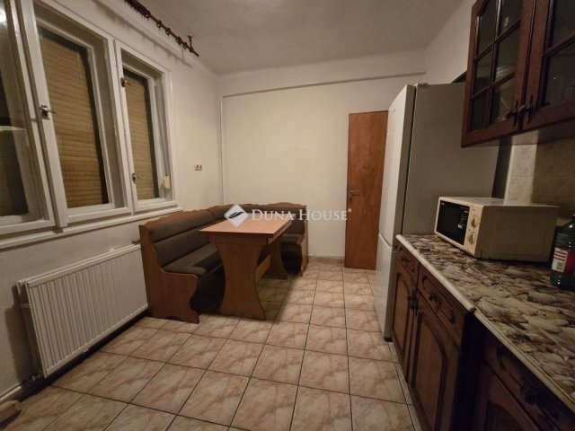 Eladó családi ház, Pécsett 76.9 M Ft, 4 szobás