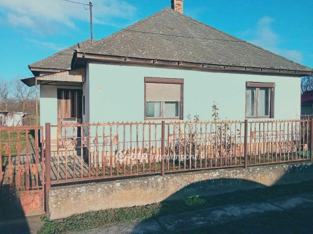 Eladó családi ház, Kisszekeresen 8.7 M Ft, 1+1 szobás