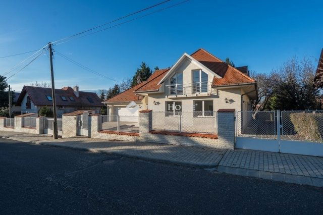 Eladó családi ház, Budaörsön 420 M Ft, 10 szobás