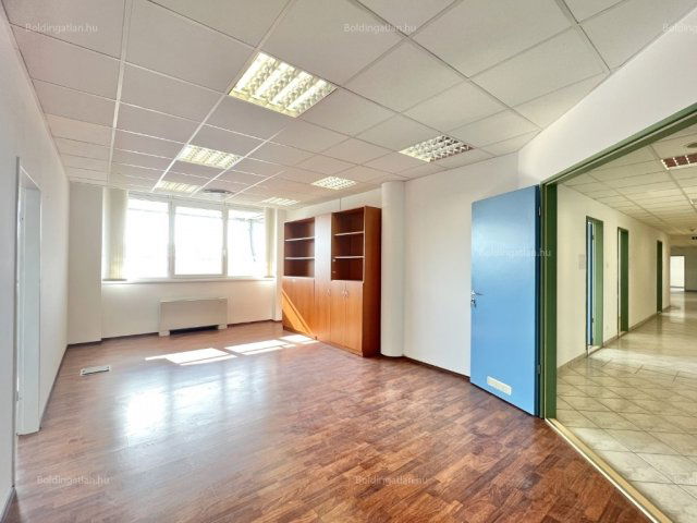 Kiadó iroda, Kaposváron, Petőfi téren 196 E Ft / hó
