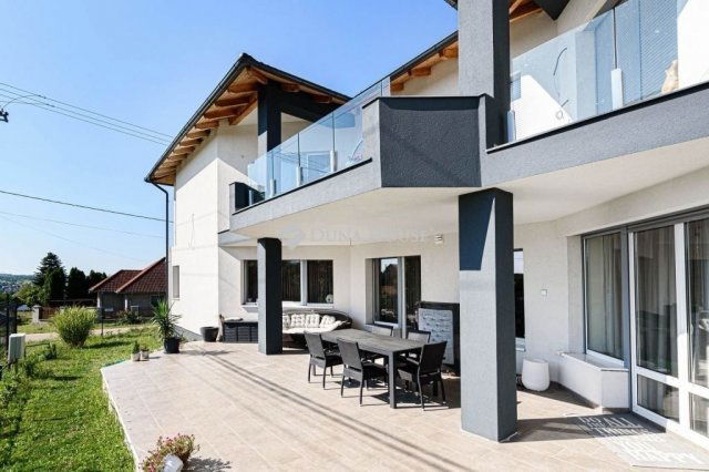 Eladó ikerház, Pécelen 349 M Ft, 11 szobás