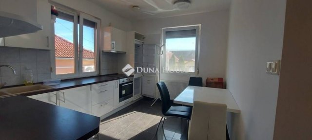 Kiadó téglalakás, albérlet, Pécsett 180 E Ft / hó, 3 szobás