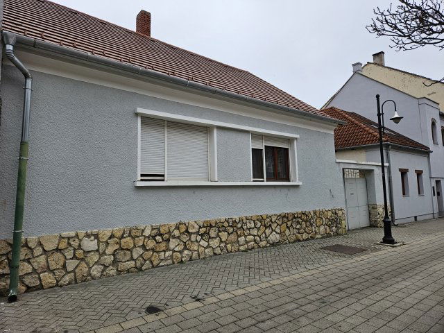 Eladó családi ház, Pápán 56.9 M Ft, 3 szobás