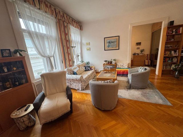 Eladó téglalakás, Budapesten, V. kerületben, Zoltán utcában