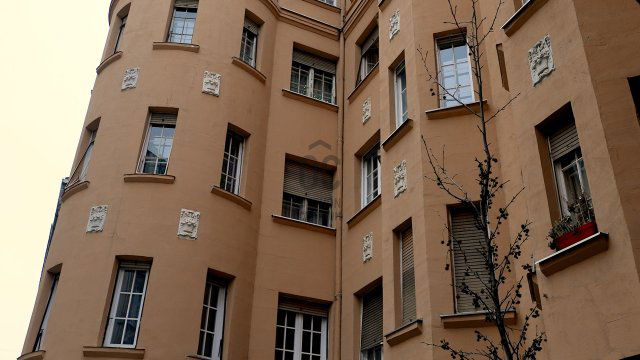 Eladó téglalakás, Budapesten, VI. kerületben 69.9 M Ft, 2 szobás