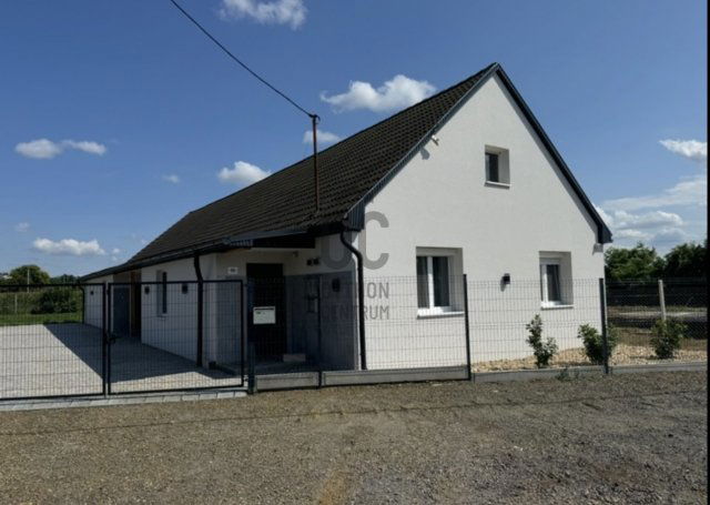 Kiadó ikerház, albérlet, Nyíregyházán 300 E Ft / hó, 4 szobás