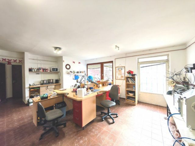 Eladó üzlethelyiség, Szegeden 52.999 M Ft, 3 szobás