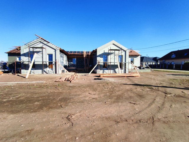 Eladó ikerház, Csörögön 99.9 M Ft, 4+1 szobás