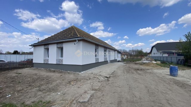 Eladó ikerház, Tápióbicskén 93.5 M Ft, 7 szobás