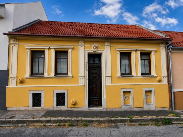 Eladó családi ház, Pécsett 72 M Ft, 3 szobás