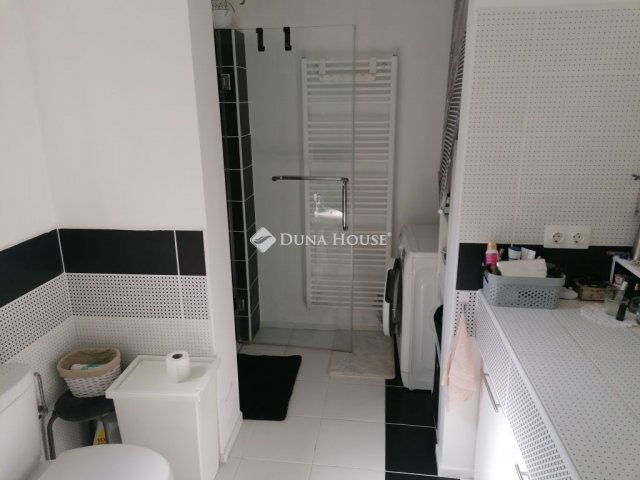 Eladó családi ház, Pécsett 96.5 M Ft, 2 szobás