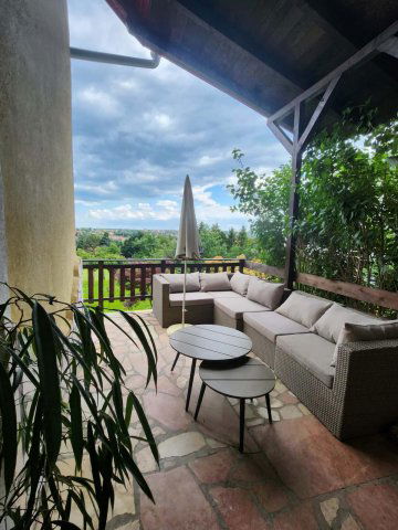 Eladó családi ház, Pécsett, Kun utcában 199900 M Ft, 8 szobás