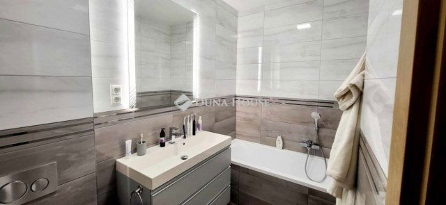 Eladó téglalakás, Budapesten, XV. kerületben 145 M Ft, 4 szobás