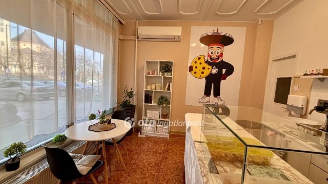 Eladó üzlethelyiség, Dunaújvárosban 47.5 M Ft