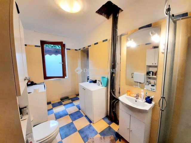 Eladó családi ház, Vecsésen 180 M Ft, 7 szobás
