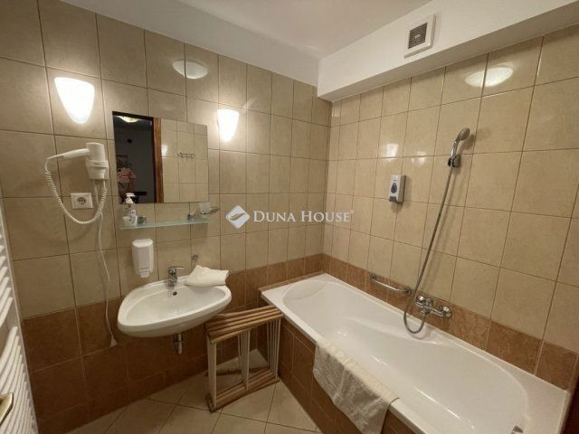 Eladó nyaraló, Sárváron 325 M Ft, 13 szobás