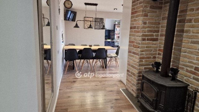 Eladó családi ház, Pécsett 122 M Ft, 2 szobás