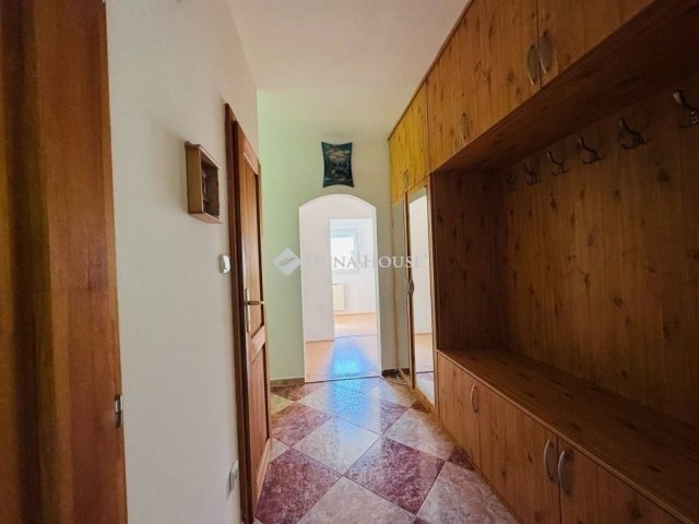 Eladó téglalakás, Pécsett 48.5 M Ft, 3 szobás