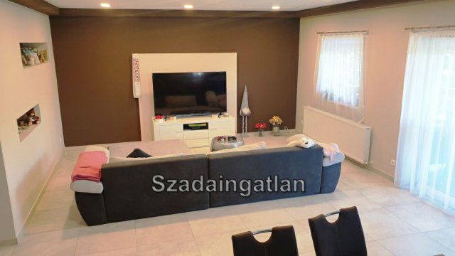 Eladó családi ház, Szadán 159 M Ft, 4 szobás