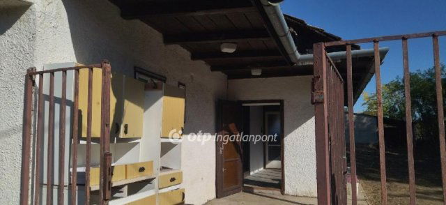 Eladó családi ház, Tápióbicskén 9 M Ft, 2 szobás