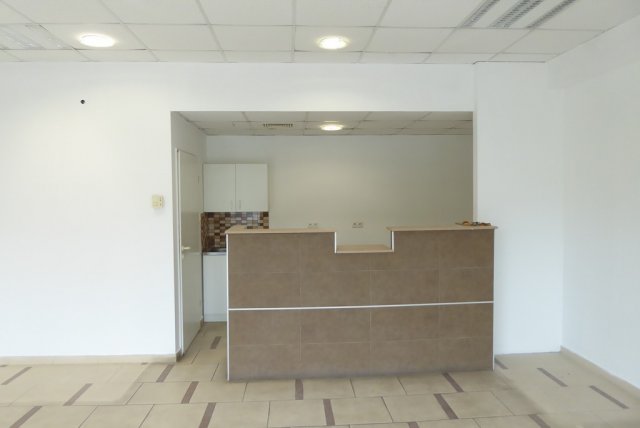 Kiadó üzlethelyiség, Pécsett, Nyírfa utcában 135 E Ft / hó