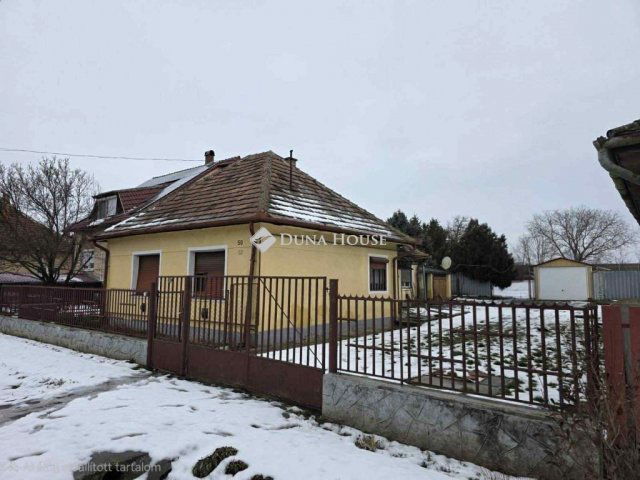 Eladó családi ház, Turán 33.9 M Ft, 3 szobás