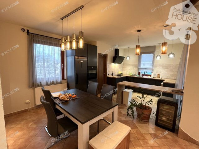 Eladó családi ház, Kecskeméten 171.9 M Ft, 5 szobás