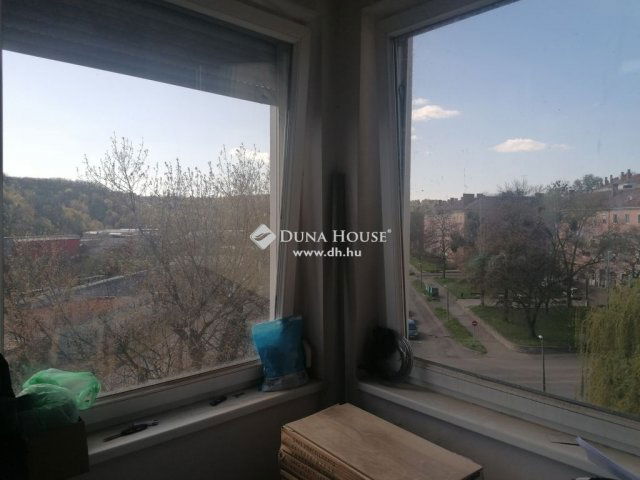 Eladó téglalakás, Komlón 23.5 M Ft, 3 szobás