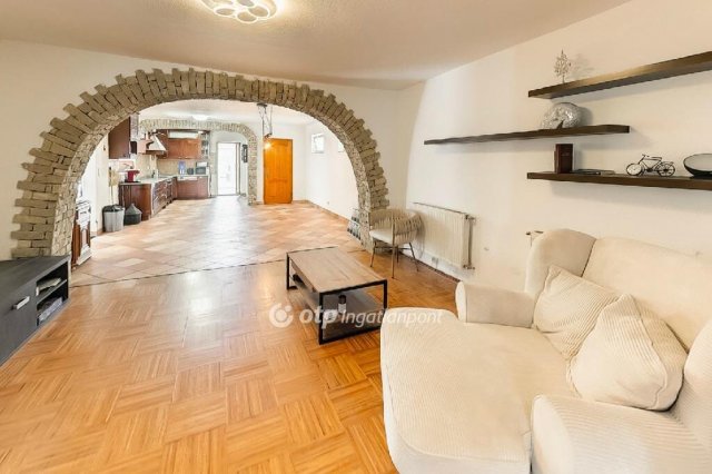 Eladó családi ház, Zsámbékon 142.9 M Ft, 5+2 szobás