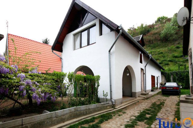 Eladó családi ház, Dunaföldváron 64.9 M Ft, 11 szobás