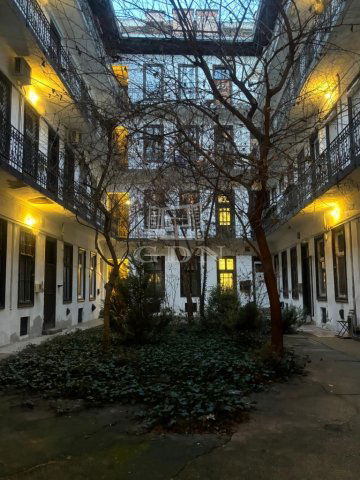 Eladó téglalakás, Budapesten, VI. kerületben 59.8 M Ft, 1 szobás