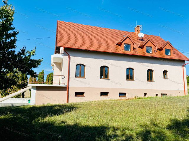 Eladó családi ház, Keszthelyen 144 M Ft, 10 szobás