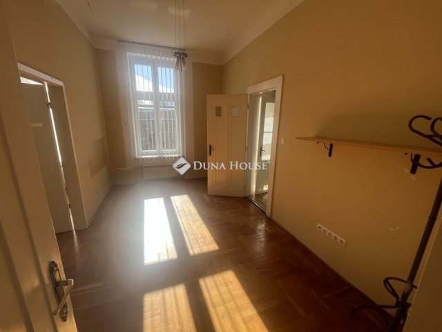 Kiadó téglalakás, albérlet, Budapesten, V. kerületben, 3 szobás
