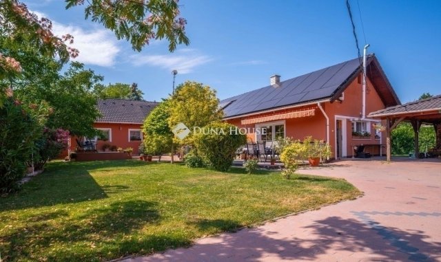 Eladó családi ház, Szigetszentmiklóson 230 M Ft, 5 szobás