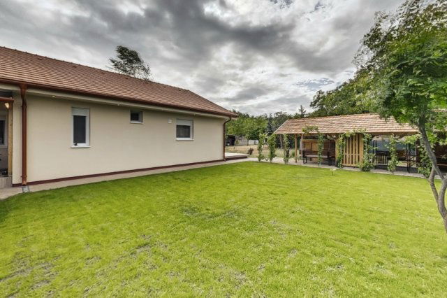 Eladó családi ház, Kecskeméten 79.9 M Ft, 8 szobás