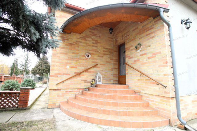 Eladó családi ház, Győrött 139.8 M Ft, 4 szobás